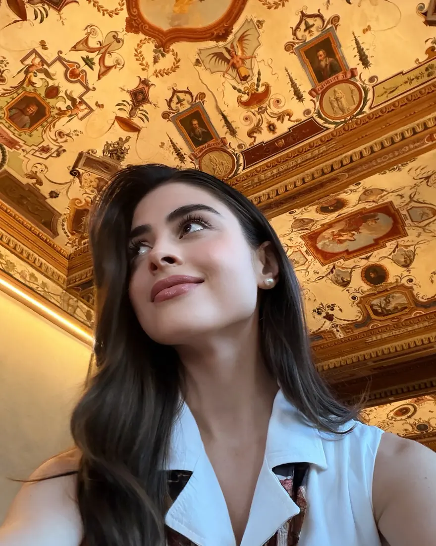 Stephanie olhando para um teto pintado com afrescos