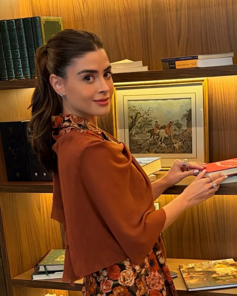 Stephanie diante de uma estante de livros